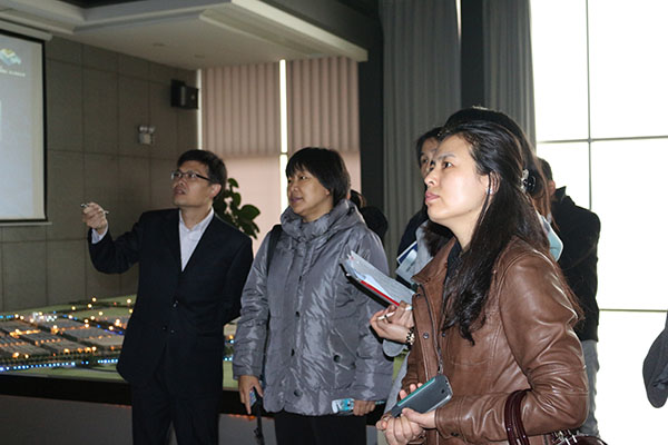 <a href='https://www.lcgt.cn'><span style='color:#E53333' >钢铁</span></a>世界何允锋为来宾们作详细的讲解